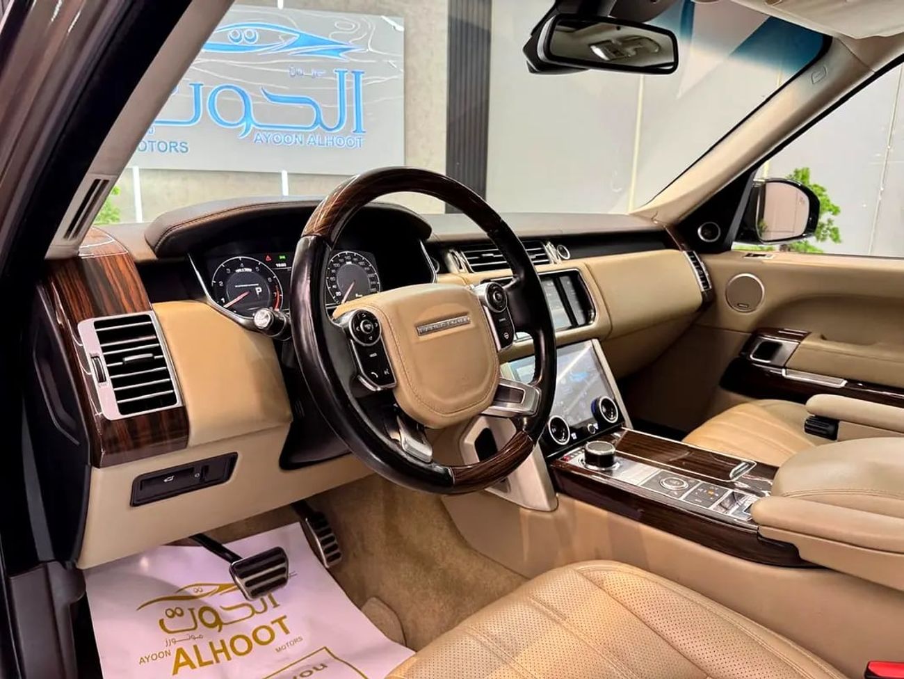 Land Rover Range Rover Supercharged 5.0L SUPERCHARGED FACELIFT RR VOGUE V8 || GCC || TOP RANGE || PERFECT CONDITION