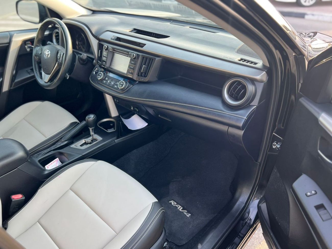 Toyota RAV4 2018 Toyota RAV4 XLE - 2.5L V4-RearCam-AWD 4x4 - Push Start -Leather seat Sunroof - Mileage-