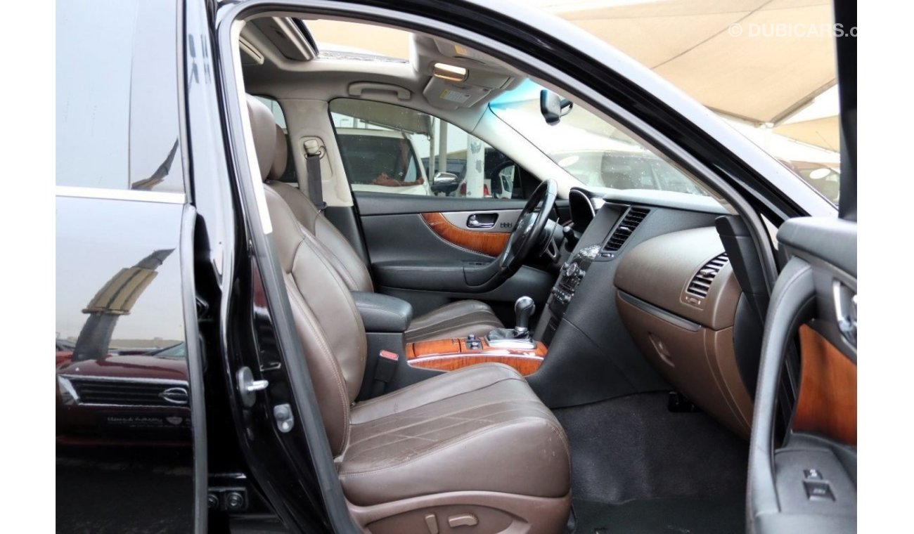 Infiniti QX70 Luxury ACCIDENTS FREE - GCC - FULL OPTION - PERFECT CONDITION INSIDE OUT