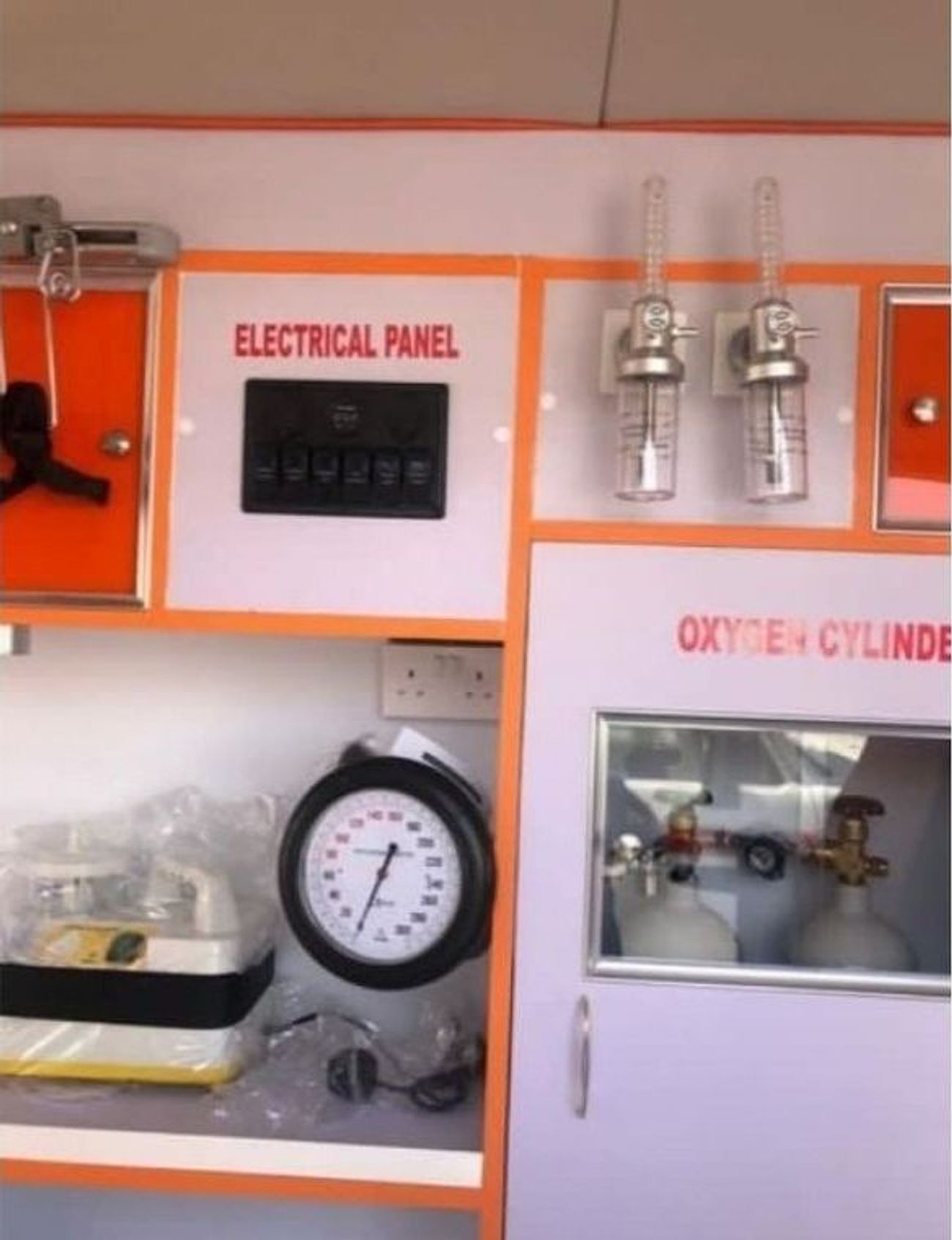 تويوتا هاياس كوميتور GL  سقف عالي كوميتور GL  سقف عالي ambulance full equipment اتوماتيك