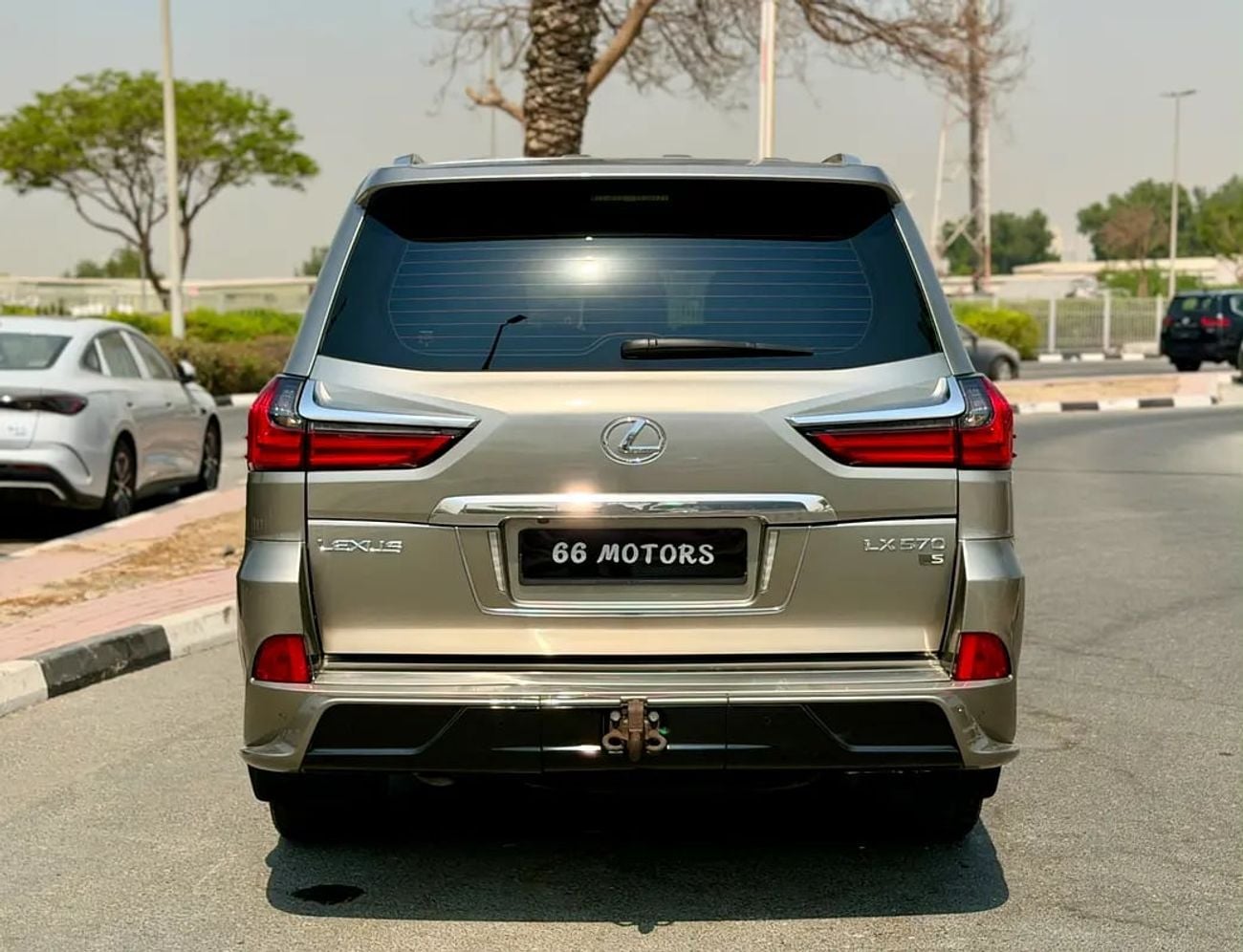 لكزس LX 570 LX 570 Signature GCC Specs in Excellent Condition