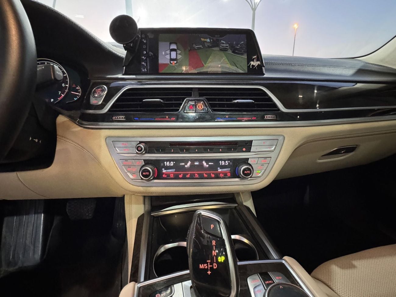 بي أم دبليو 750i 