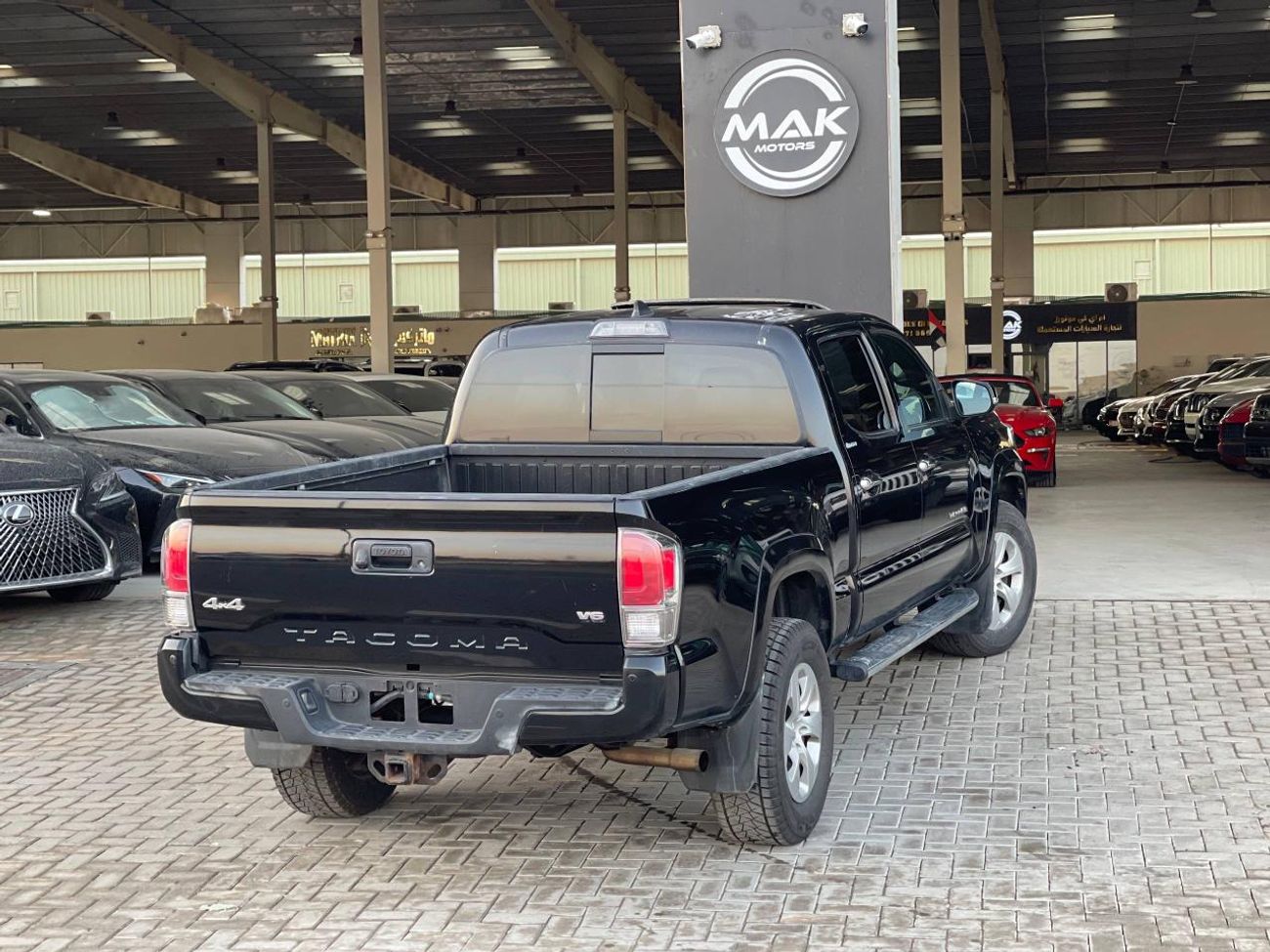 تويوتا تاكوما طقم TRD / محرك V6 سعة 3.5 لتر / دفع رباعي / فتحة سقف / شاشة كبيرة / نظام مراقبة النقاط العمياء / بحا