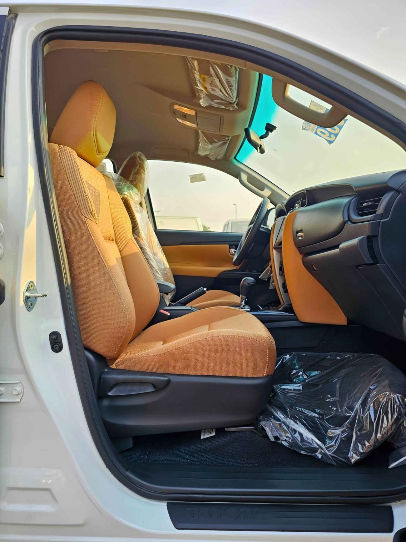 Toyota Fortuner 2.4L V4 DIESEL / MANUAL A.C / MID OPTION 4WD (CODE # FD24B)
