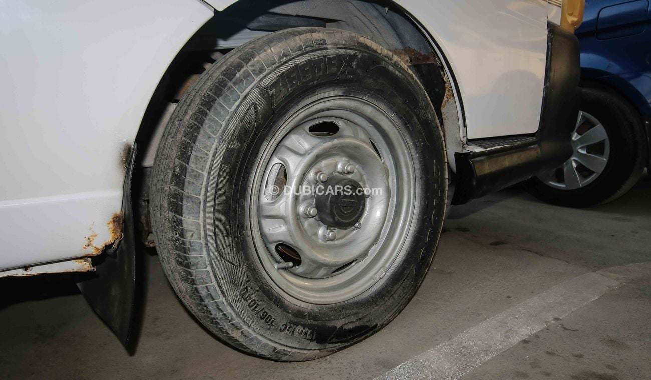 نيسان أورفان