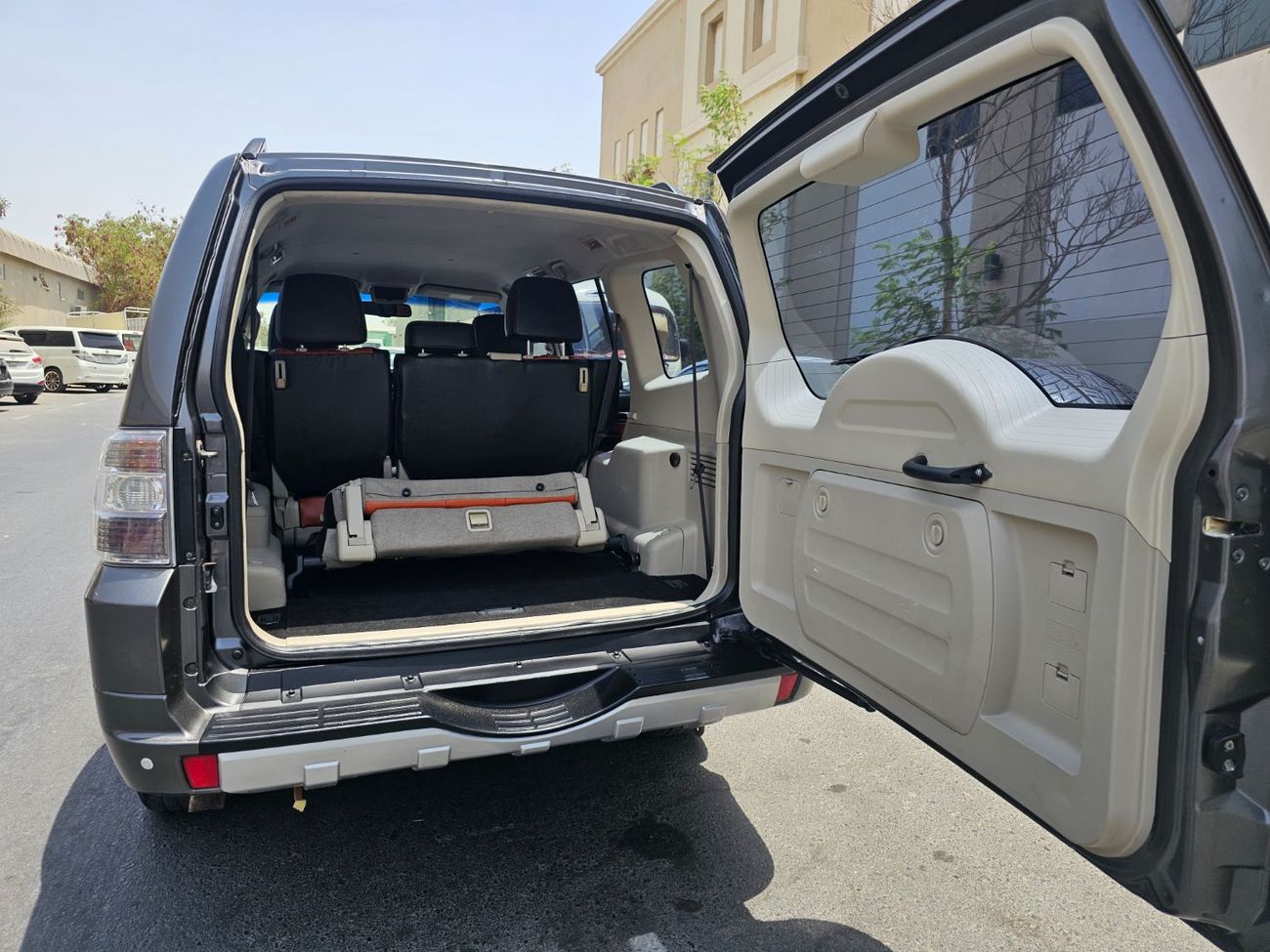 Mitsubishi Pajero GLS Base 3.5L (7 Seater)