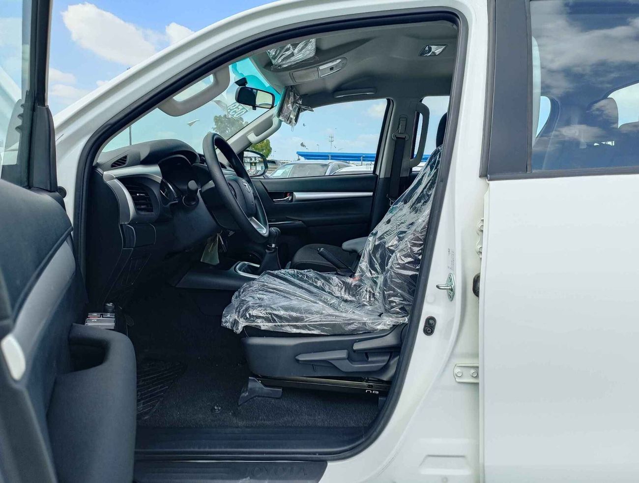 Toyota Hilux Wide Body, 2.4L Diesel, 4X4, M/T, Power lock / Windows / SPECIAL PROMOTION (CODE # HDDWMM2)