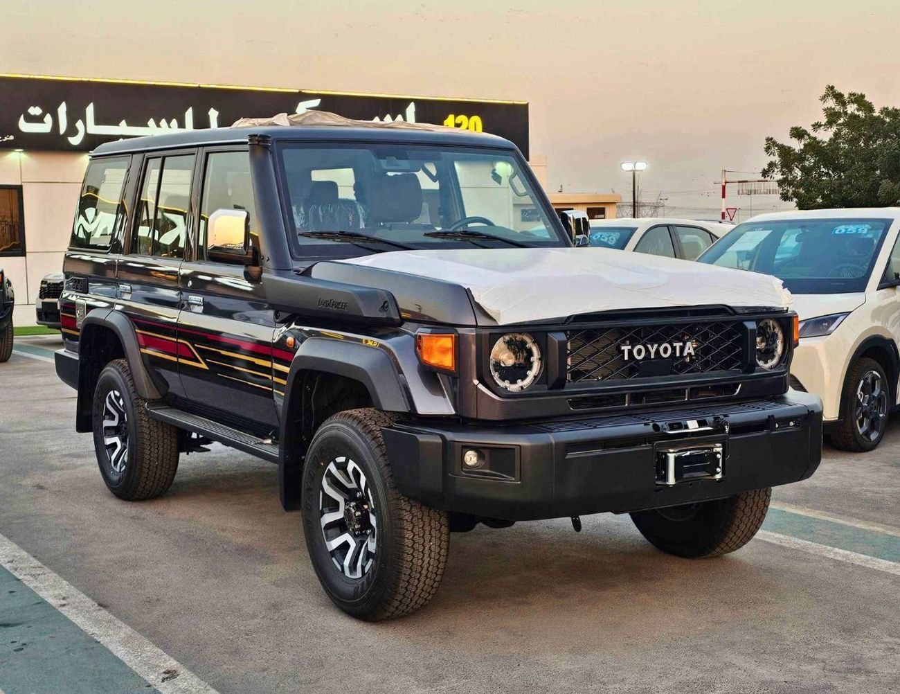 Toyota Land Cruiser 70 LX LC76 / 4.0L PETROL A/T / RADAR, DIFFLOCK, WINCH, SNORKEL, REFRIGERATOR / CODE # 76PAFR