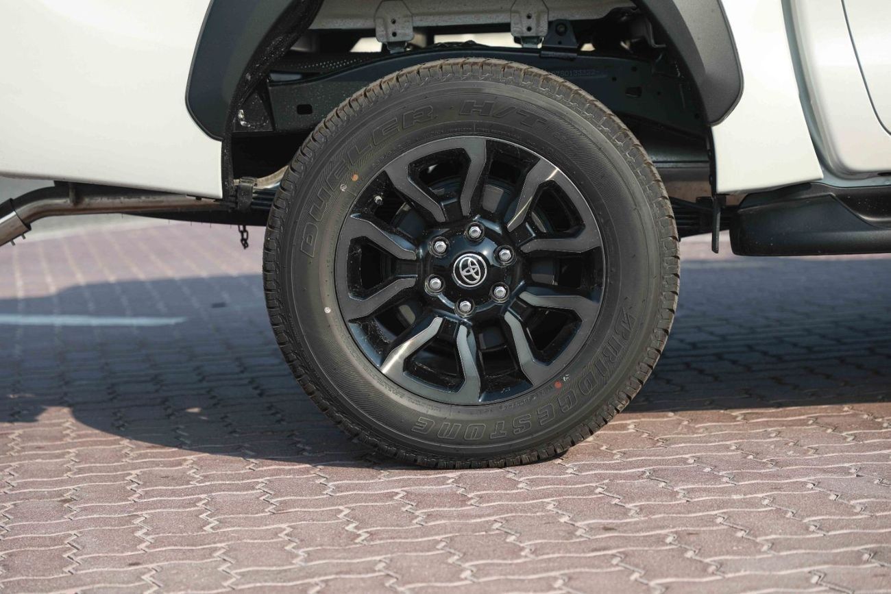 Toyota Hilux 2025 TOYOTA HILUX ADVENTURE 4.0 - PLATINUM WHITE PEARL inside BLACK | Export Only