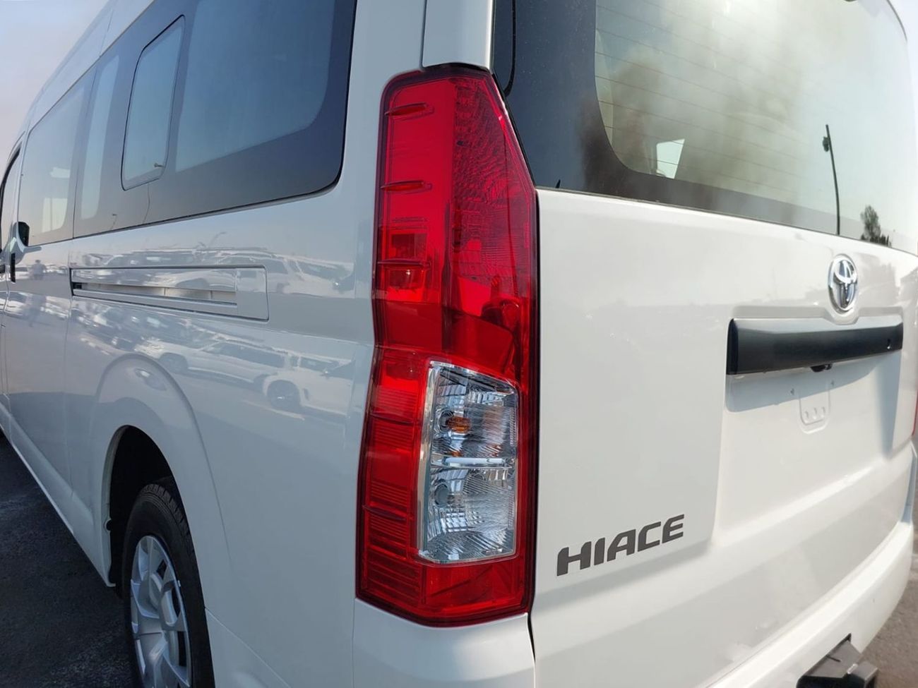 Toyota Hiace (RAMADAN OFFER) TOYOTA HIACE COMMUTER VAN RHD 2023 MODEL 2.8 L DIESEL AUTOMATIC(PM21193)