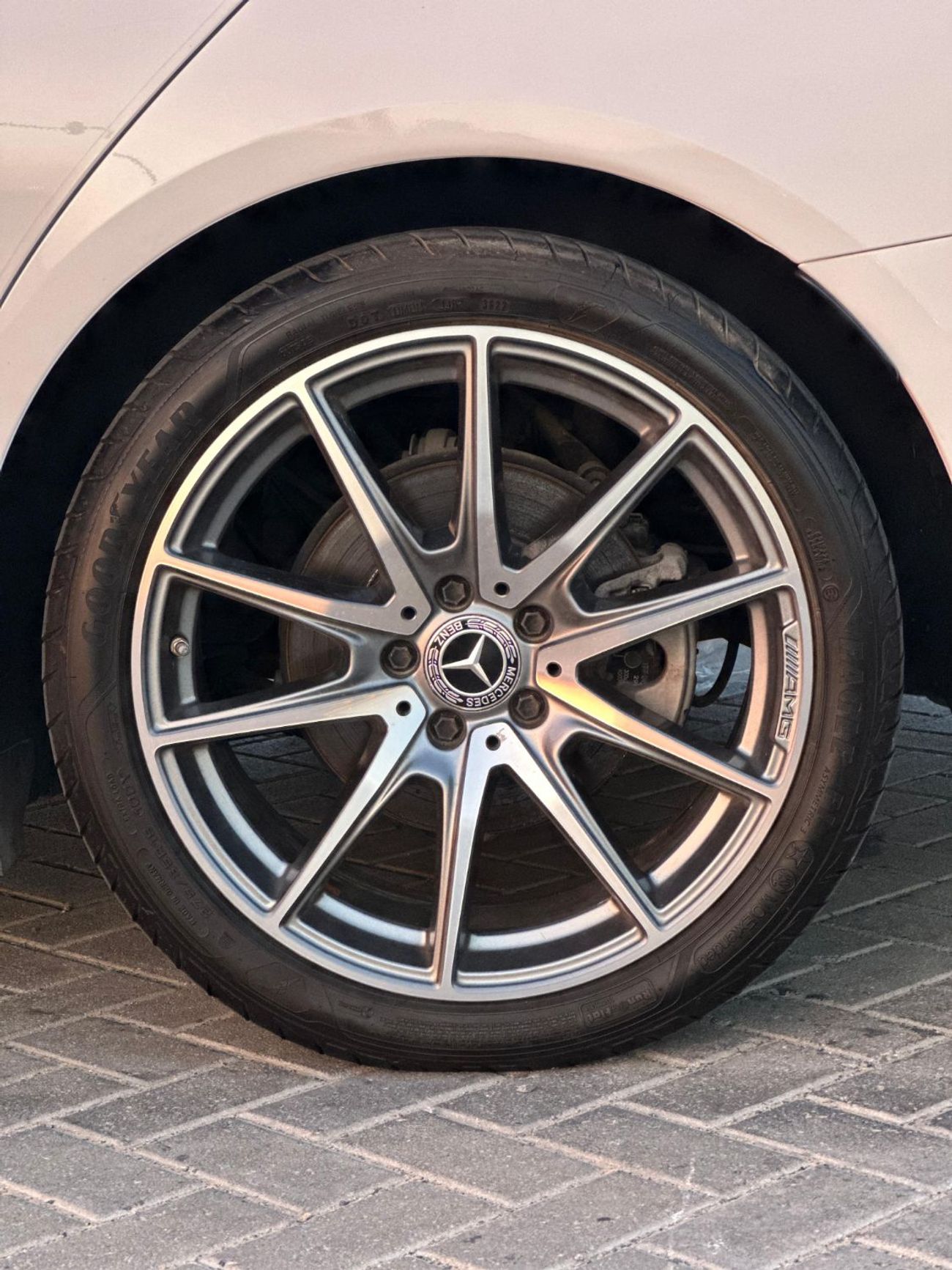 Mercedes-Benz E300 Premium + 2.0L