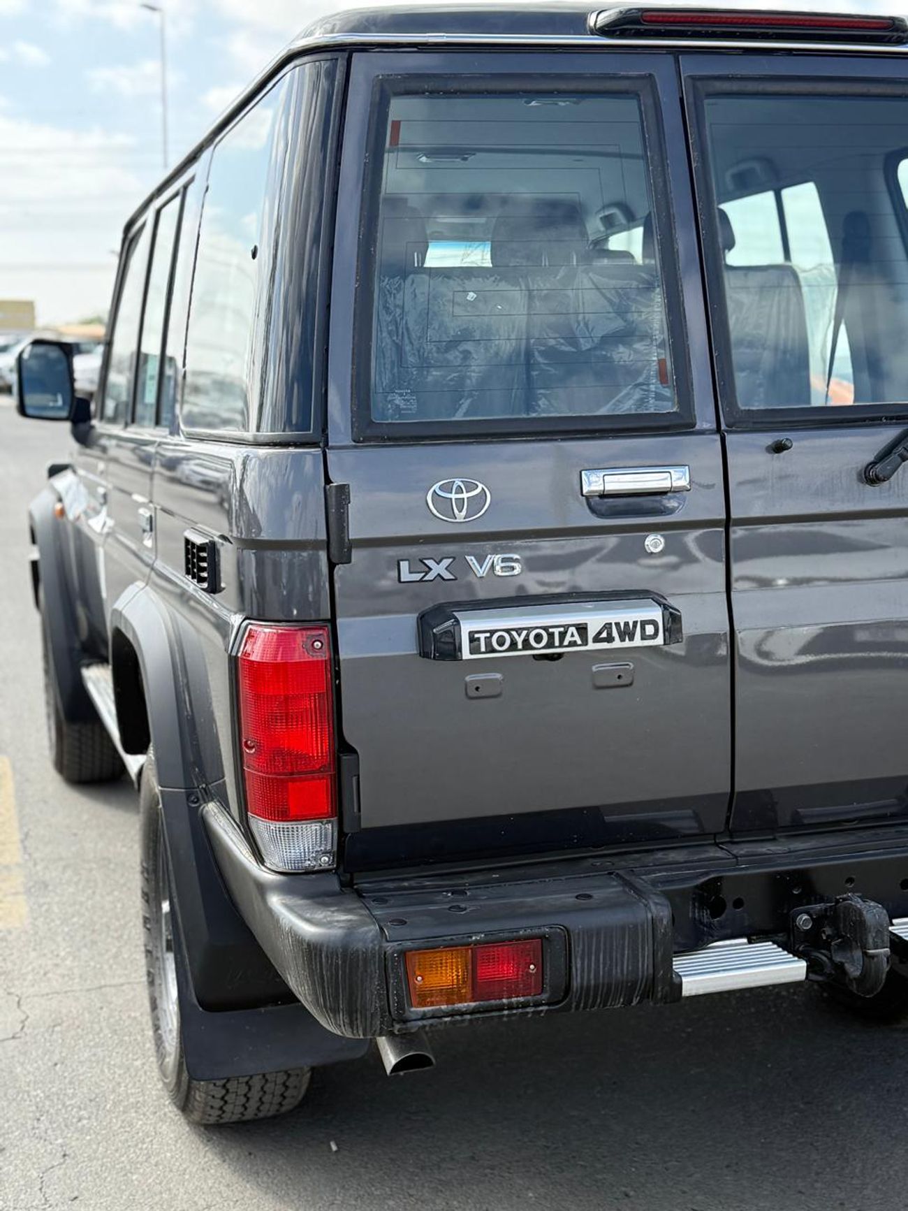 Toyota Land Cruiser 70 LC76 HARDTOP 4.0L PETROL 5 DOORS M/T FULL OPTION 2025 MODEL