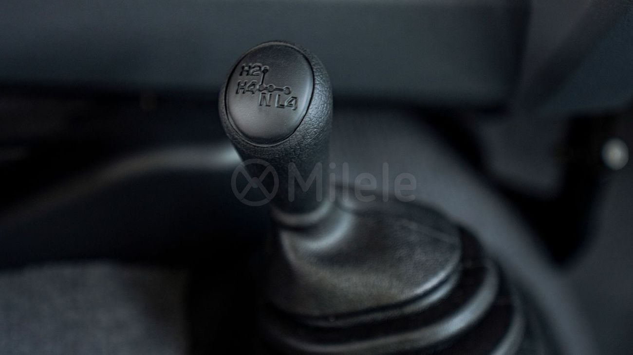 تويوتا لاند كروزر 76 TOYOTA LAND CRUISER 76