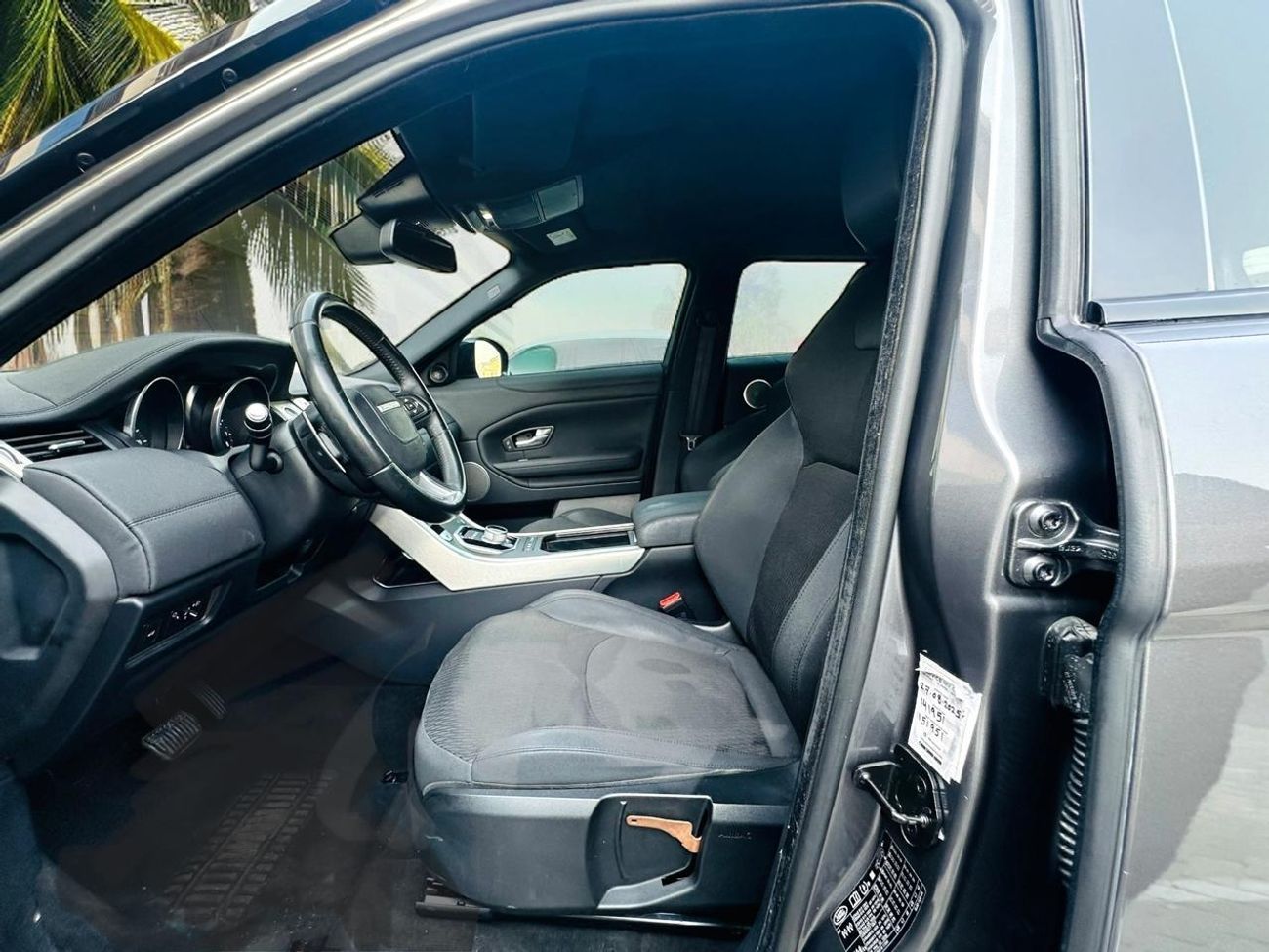 لاند روفر رانج روفر إيفوك SE 2.0L SUV (5 Door) | 2016 | GCC SPECS | AED 1,220 PER MONTH