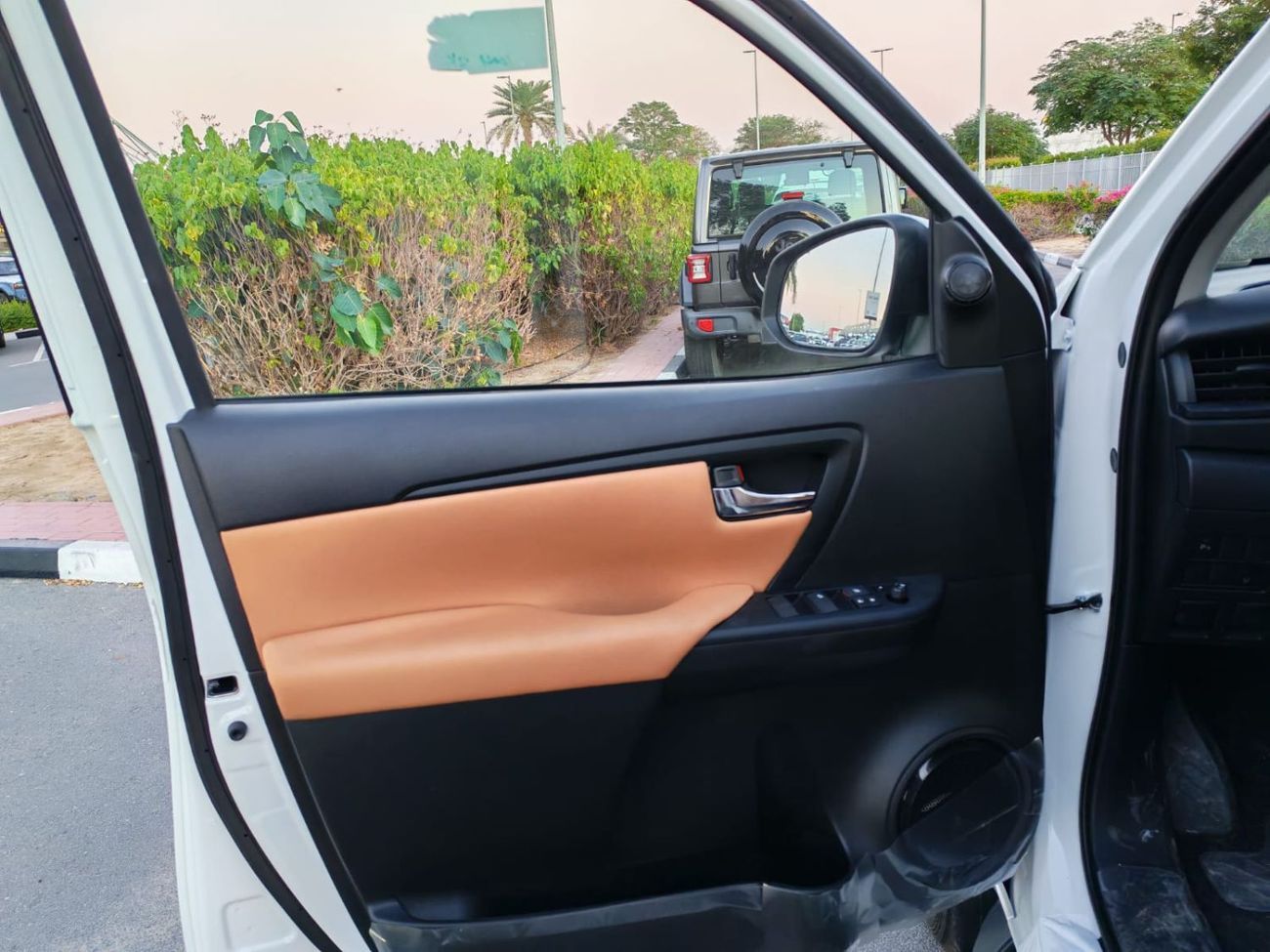 تويوتا فورتونر 2026 Toyota Fortuner SR5 7-Seater 2.7L 4-Cyl Petrol A/T 4x4 Only For Export