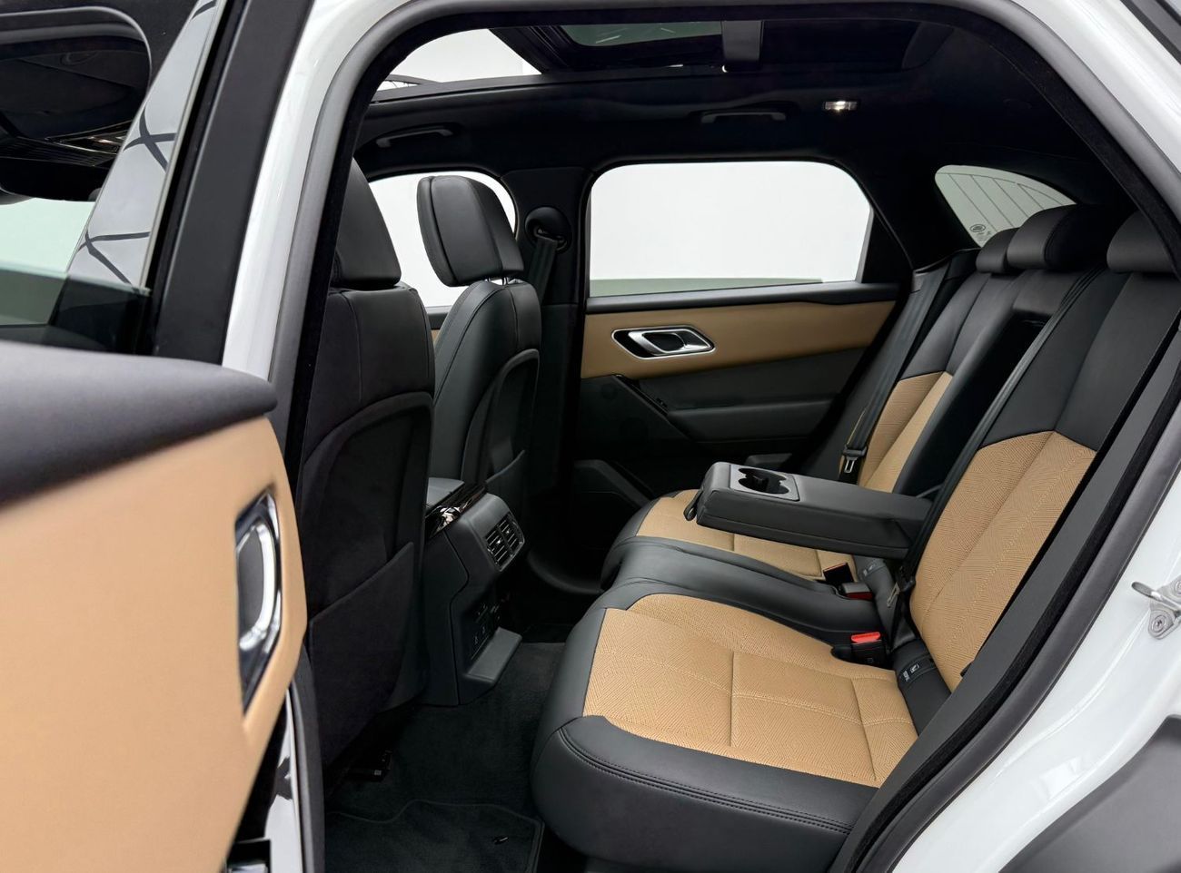 لاند روفر رينج روفر فيلار 2024 Range Rover Velar HSE P400, Warranty, Very Low Km, Fully Loaded, Excellent Condition, Korean