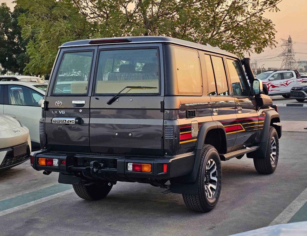 تويوتا لاند كروزر 70 LX LC76 / 4.0L PETROL A/T / RADAR, DIFFLOCK, WINCH, SNORKEL, REFRIGERATOR / CODE # 76PAFR