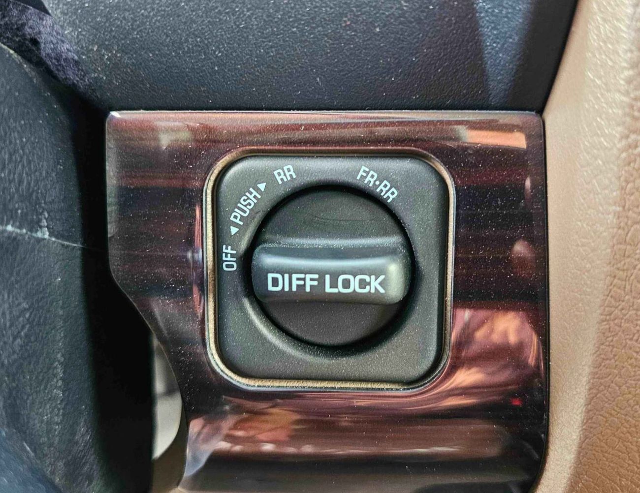 تويوتا لاند كروزر 70 LX LC76 / 4.0L PETROL A/T / DIFFLOCK / WINCH, SNORKEL / REFRIGERATOR / OVER FENDER (CODE # 76PAF)