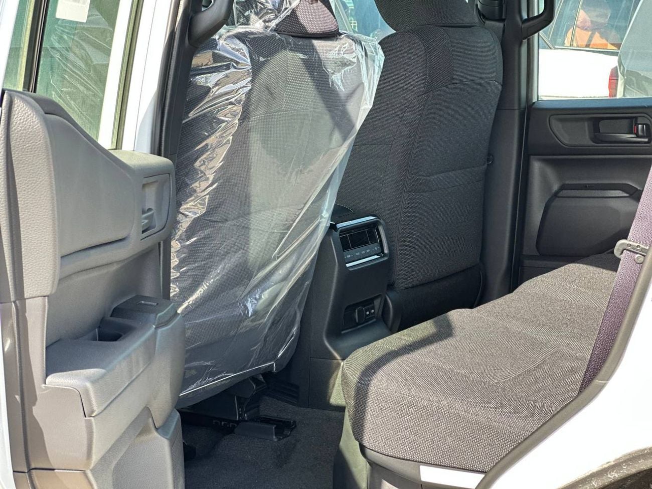 تويوتا برادو 2.8 لتر تيربو ديزل أوتوماتيك // 2026 // خيار ALR مع ثلاجة، فتحة سقف، مشغل DVD وكاميرا خلفية // عرض خ