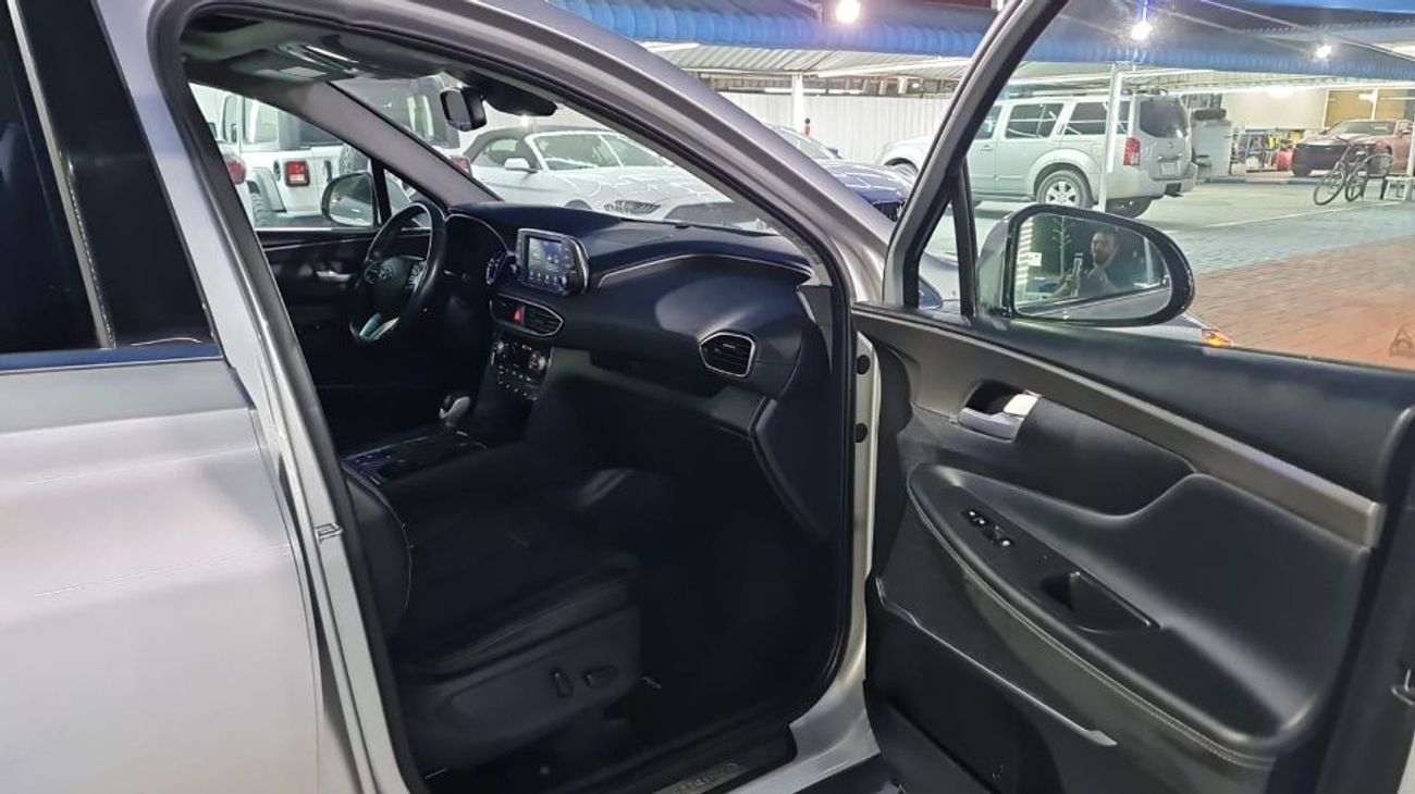 Hyundai Santa Fe the car is in excellent condition like new full full 2019 2.0 turbo there is a discount