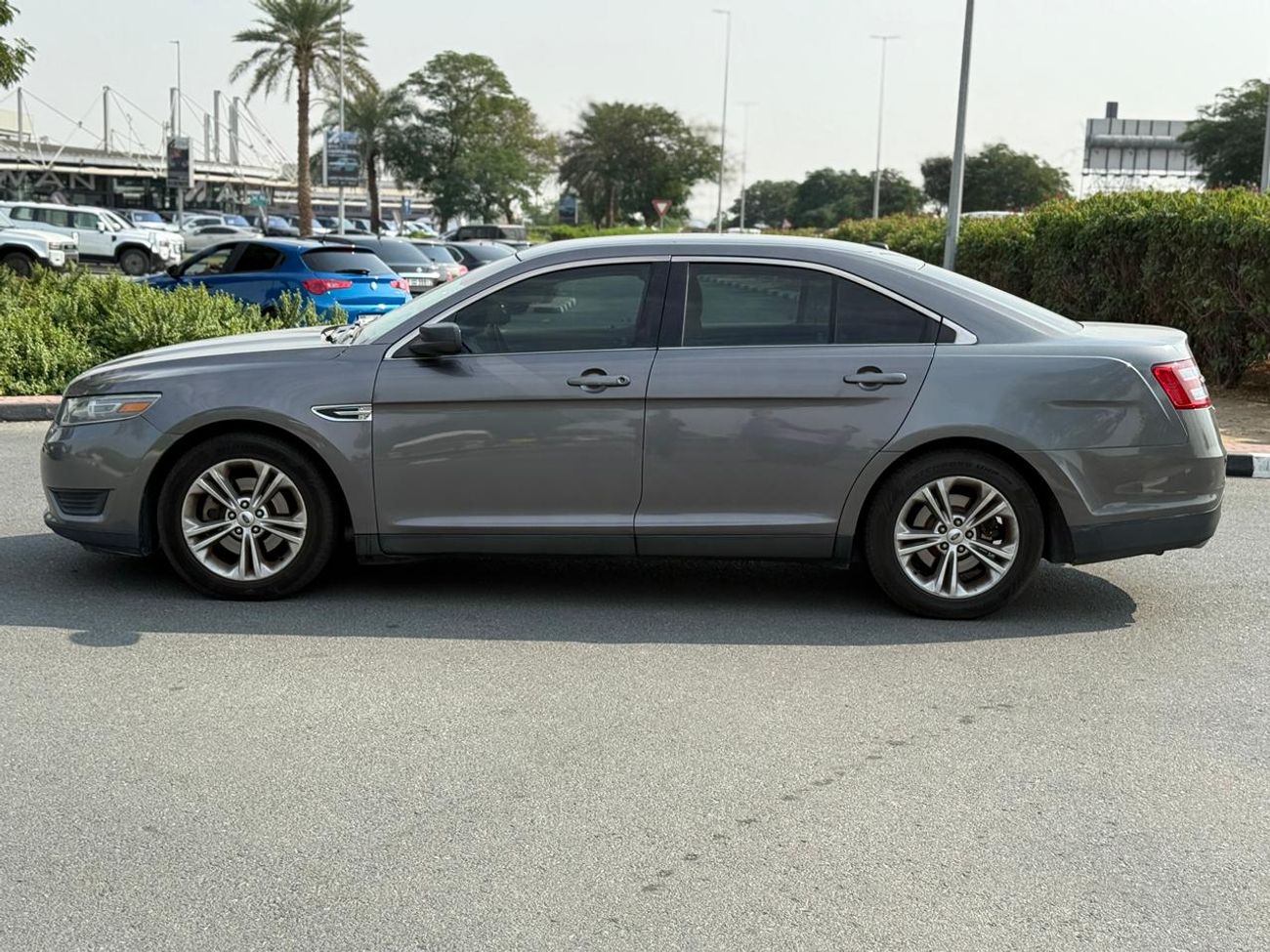 Ford Taurus 2013 FORD TAURUS GCC WELL MAINTAINED ONE OWNER