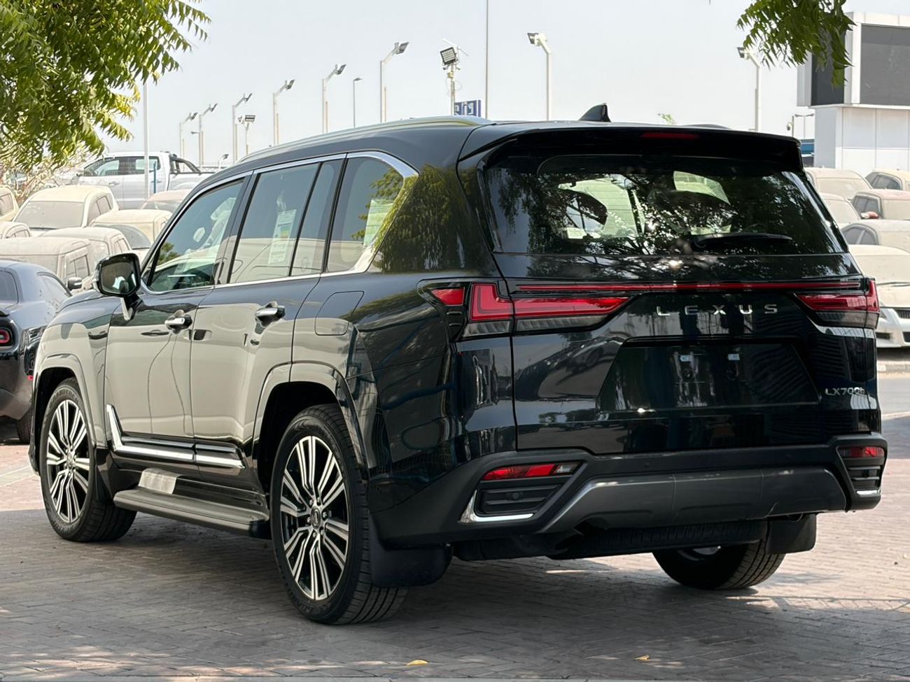 لكزس LX 700h SIGNATURE لكزس LX700H سيجنتشر || نظام ركن آلي | محرك هجين V6 سعة 3.5 لتر | كاميرا 360 درجة | فتحة سقف | مقاعد