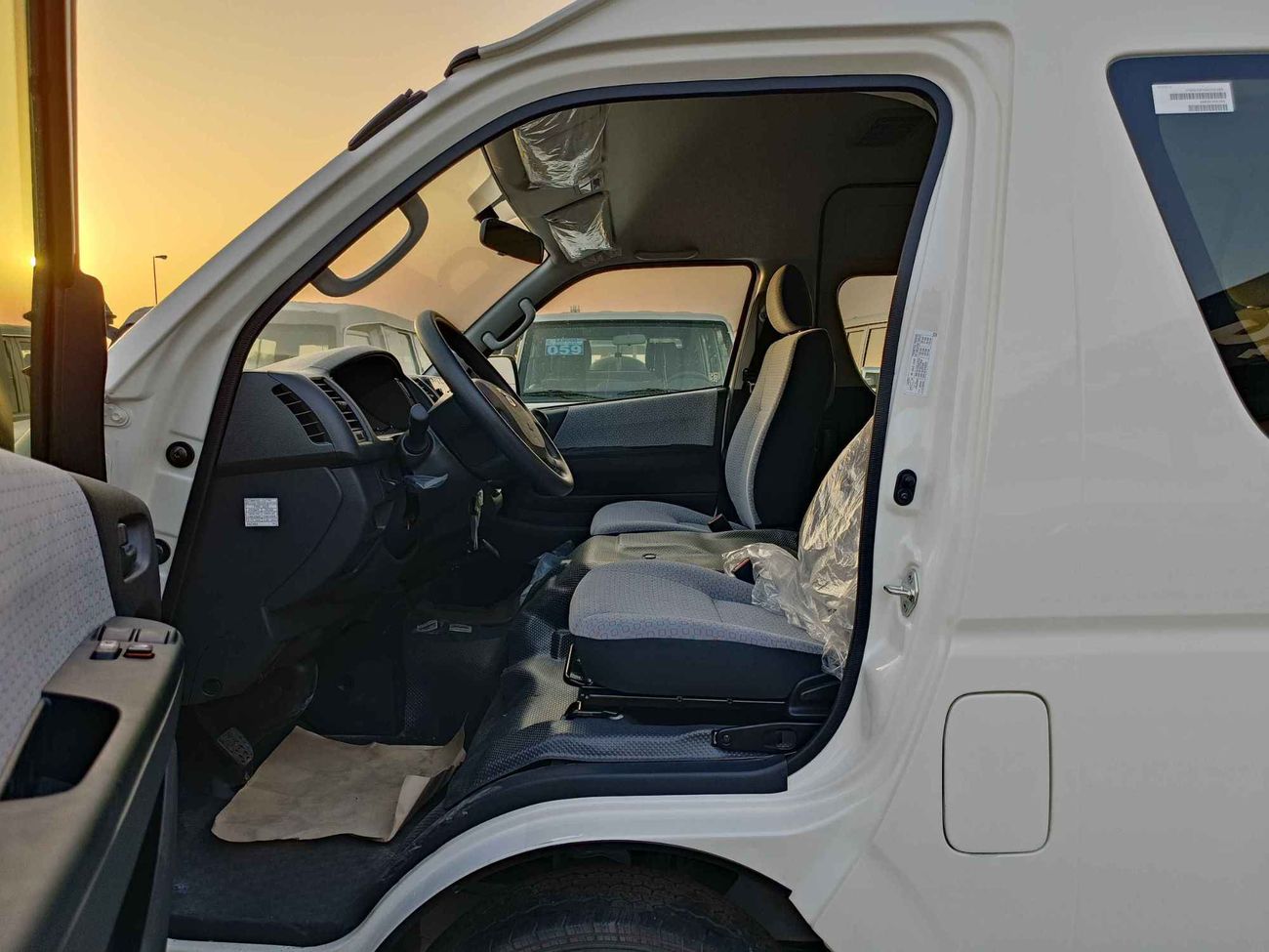 Toyota Hiace GL DIESEL / M/T / 15 STR /  ALLOY WHEEL (CODE # 67899)