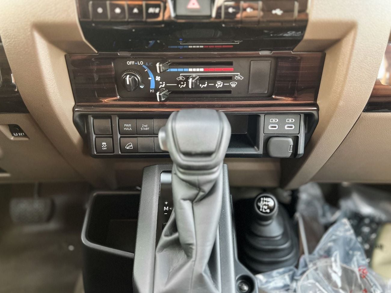 تويوتا لاند كروزر بيك آب 2026 Toyota Land Cruiser LC79 Double Cab LX-Z AT تويوتا لاند كروزر LC79 موديل 2026، كابينة مزدوجة LX-Z، ناقل حركة أوتوماتيكي - للتصدير فقط