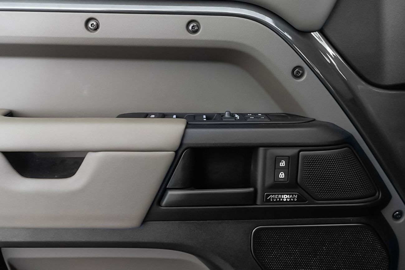 لاند روفر ديفندر 110 P635 OCTA V8