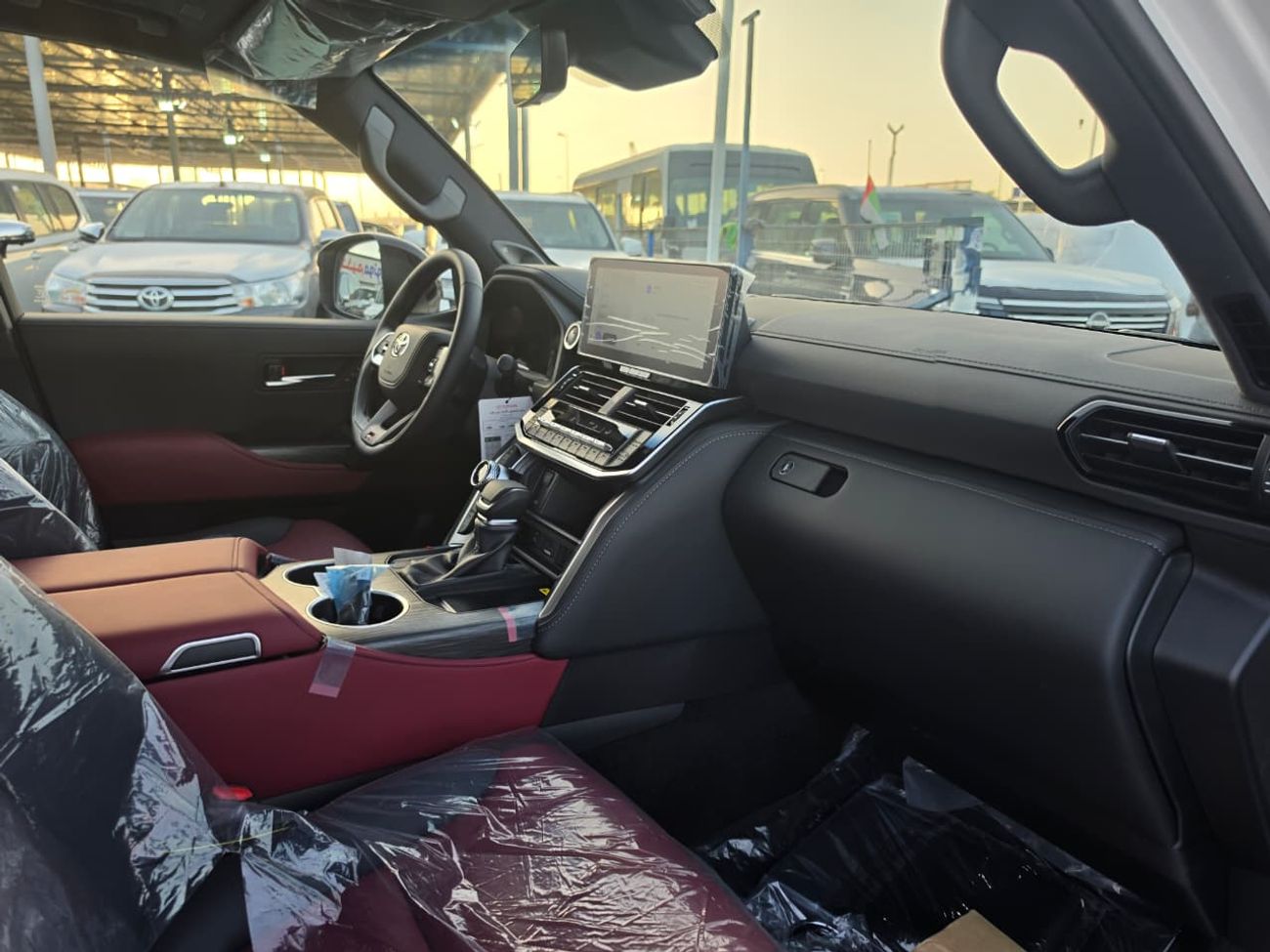 تويوتا لاند كروزر GR SPORT Toyota Land Cruiser LC300 GR Hybrid 2026 – فل أوبشن | أبيض خارجي | داخلية أحمر وأسود