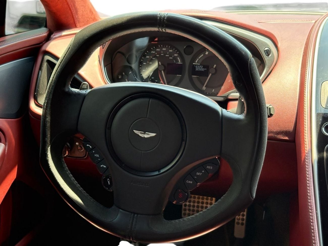 أستون مارتن فانكويش STD ASTON MARTIN VANQUISH | V12 | 2014 | GCC SPECS