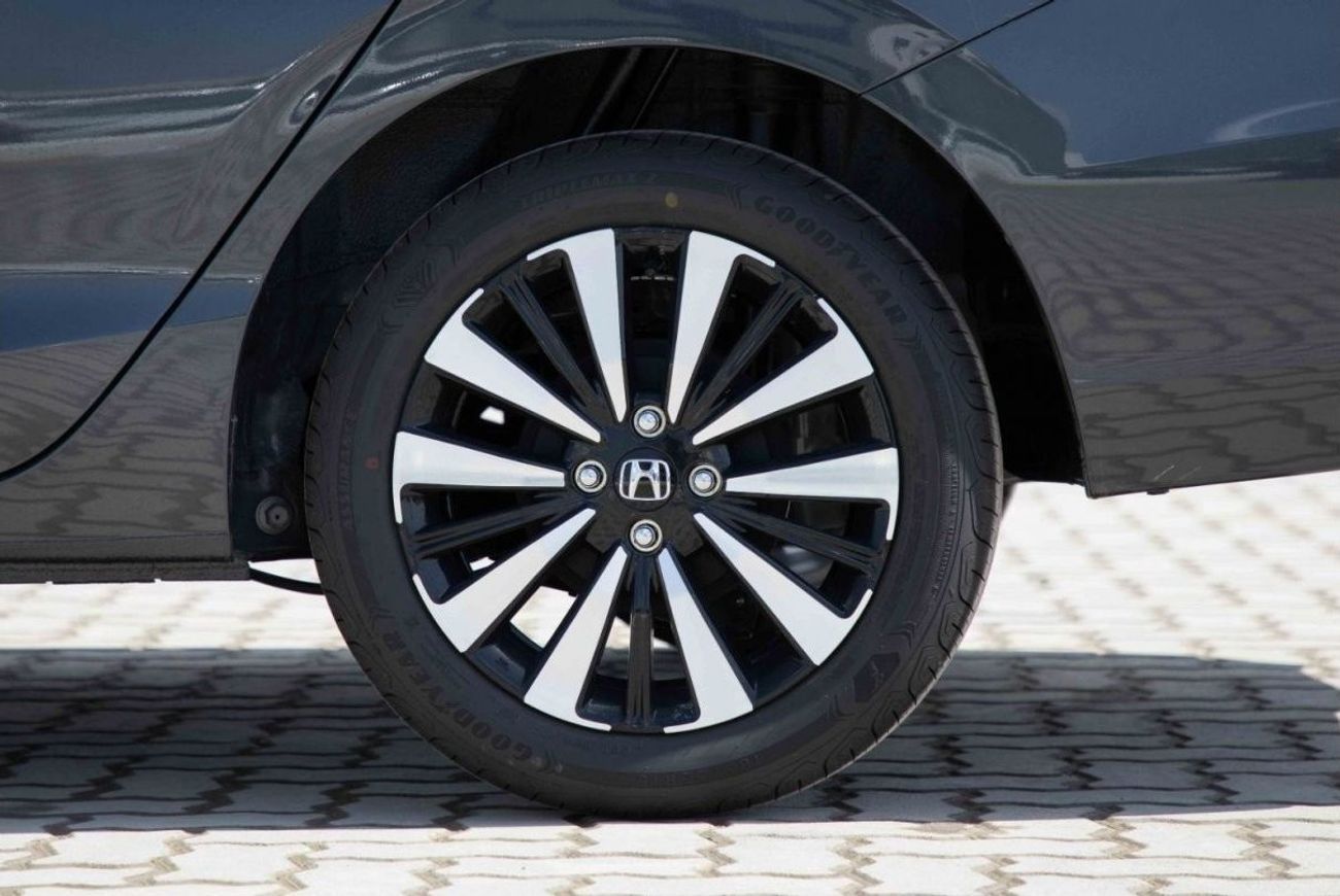 هوندا سيتي هوندا سيتي 1.5 LXS 2024 - رمادي ميتيورويد من الداخل عاجي