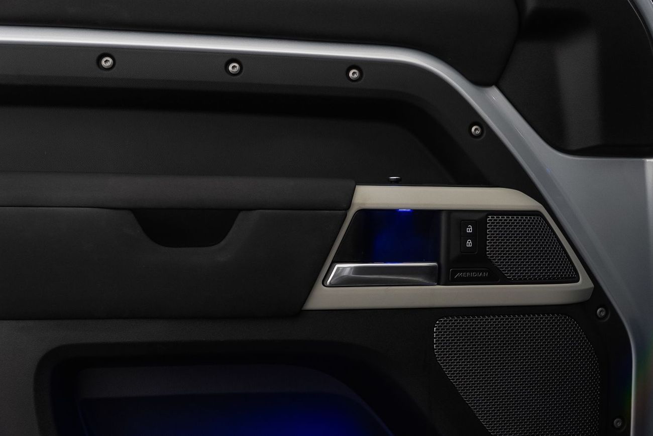 لاند روفر ديفندر P400 90 First Edition 3.0L (6 Seater)