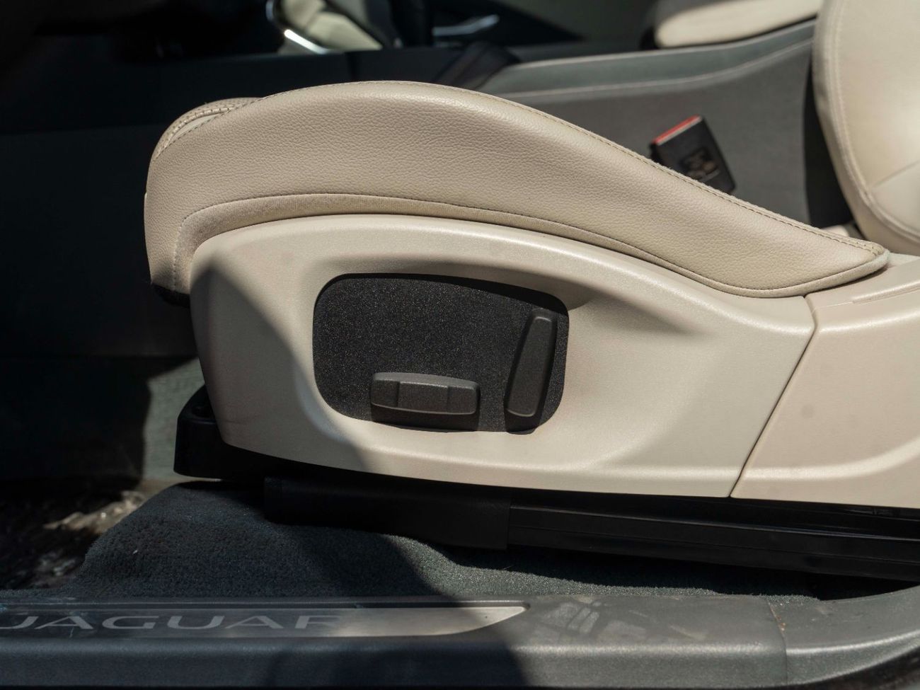 جاكوار E Pace AED 1,258 PM • E-PACE P200 AWD S • PRISTINE CONDITION