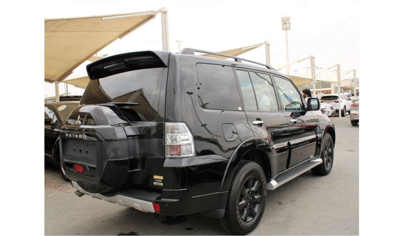 Mitsubishi Pajero ACCIDENTS FREE - ORIGINAL PAINT - GCC - MID OPTION - CAR IS IN PERFECT CONDITION INSIDE OUT