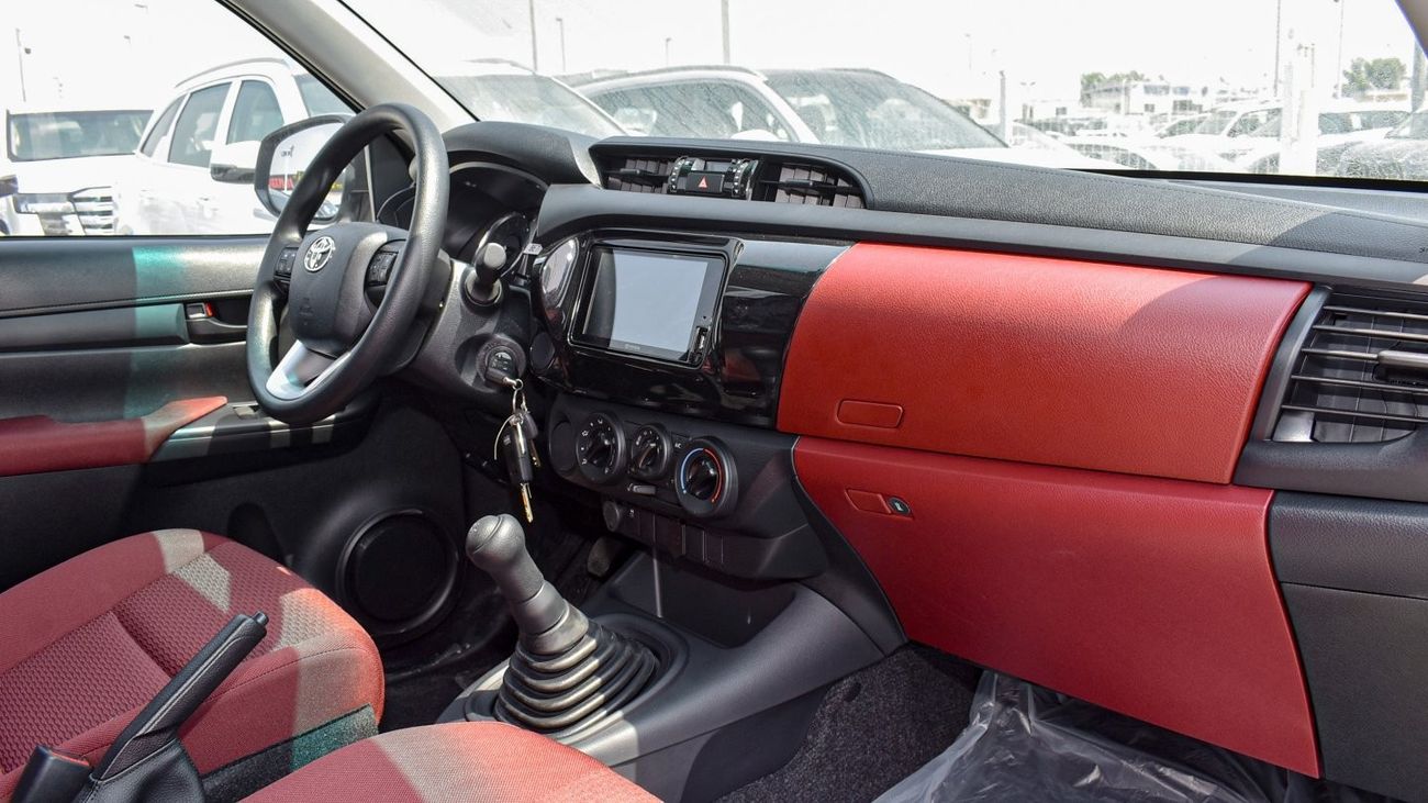 Toyota Hilux 2.7L M/T. RWD