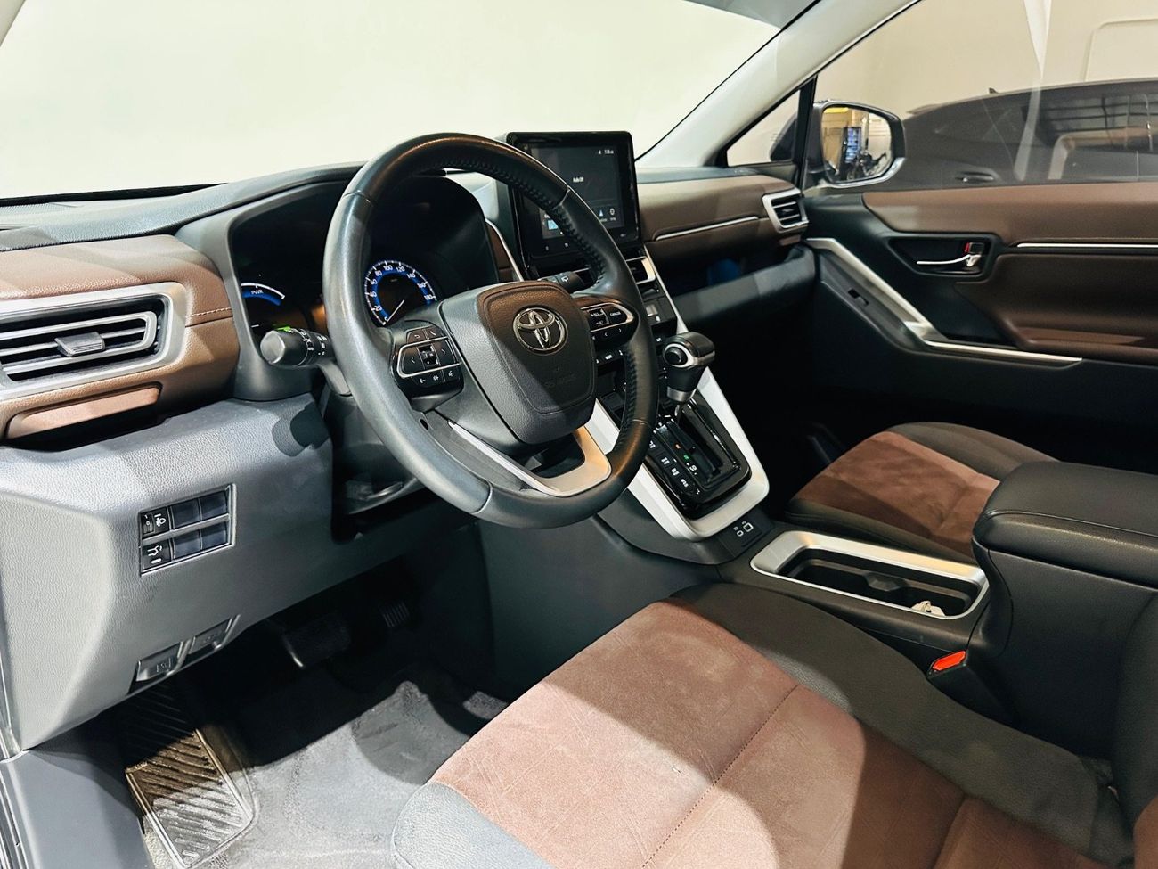 تويوتا إينوفا 2.0L HyCross 7S Hybrid