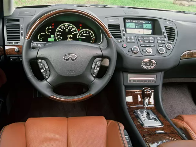 Infiniti Q45 interior - Cockpit