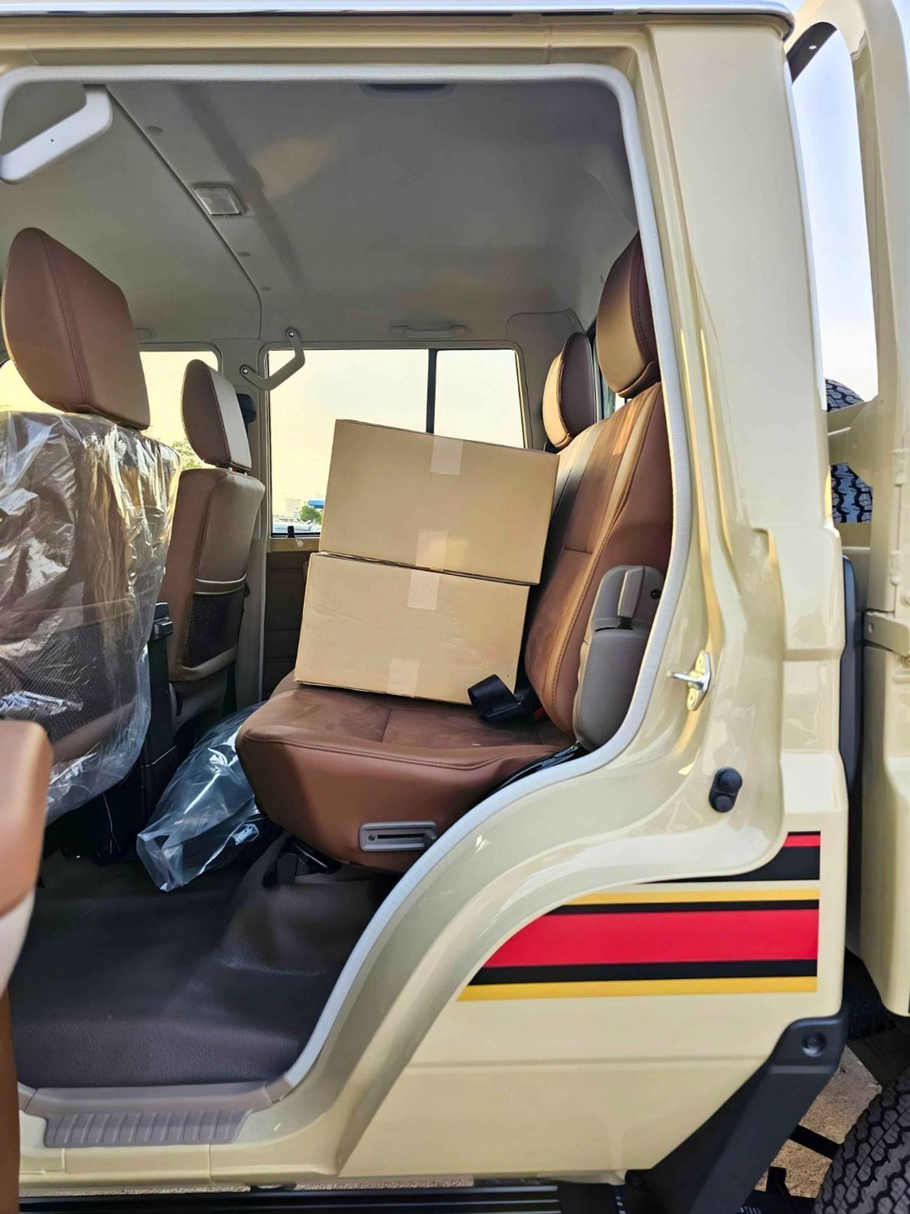 Toyota Land Cruiser Pick Up  DOUBLE CABIN / 2.8L V4 DIESEL A/T / DVD CAMERA / WINCH , SNORKEL / DIFF LOCK (CODE # LC