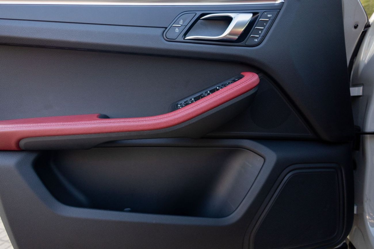 Porsche Macan Std 2.0L (252 HP) Porsche Macan 2024 GCC under Agency Warranty with Flexible Down-Payment.