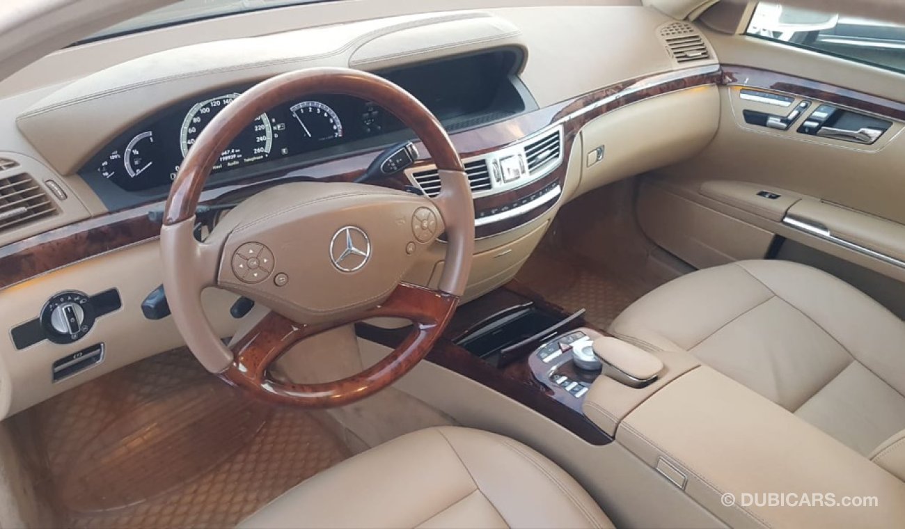 مرسيدس بنز S 350 موديل 2011 حاله ممتازه من الداخل والخارج فل مواصفات كراسي جلد ومثبت سرعه وتكييف خلفي ونظام صوت ممتاز