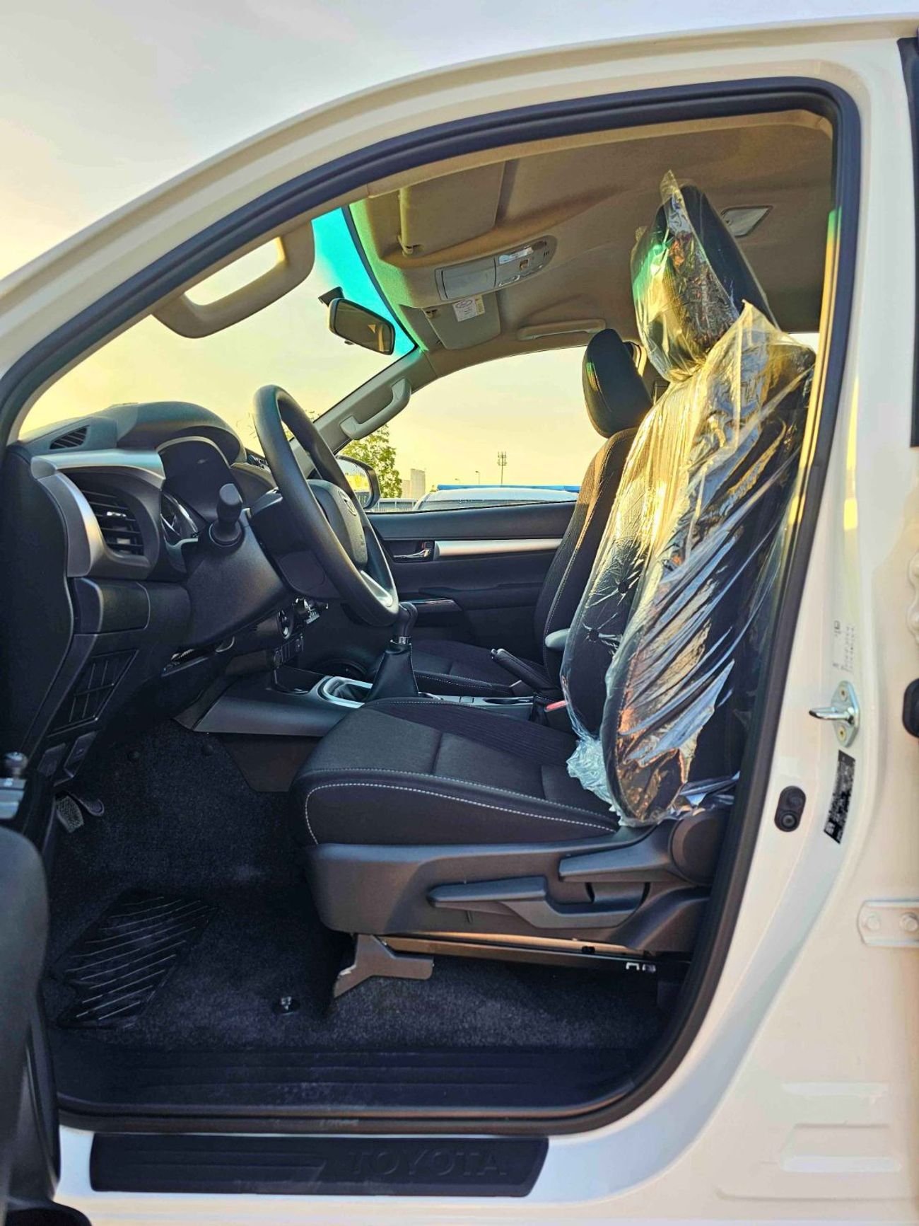 تويوتا هيلوكس SR5 WIDE BODY / 2.4L V4 DIESEL M/T / DVD CAMERA / PUSH START / FULL OPTION (CODE # HDMH2)