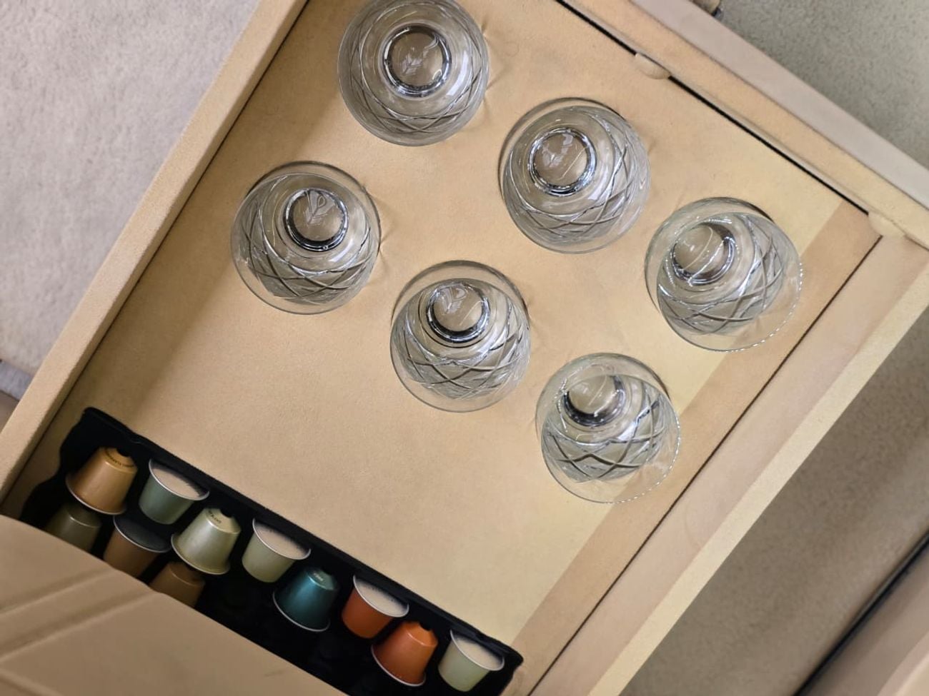 مرسيدس بنز سبرينتر MERCEDES SPRINTER 2018 DIESEL // VIP ROOM // TV // BATHROOM IN SIDE // PERFECT CONDITION //9 SEATS