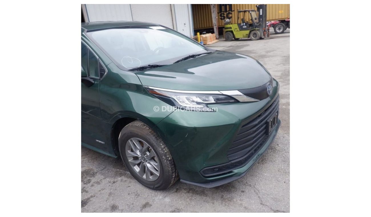 Toyota Sienna 2021 Toyota Sienna LE 2.5L V4 Hybrid Engine /