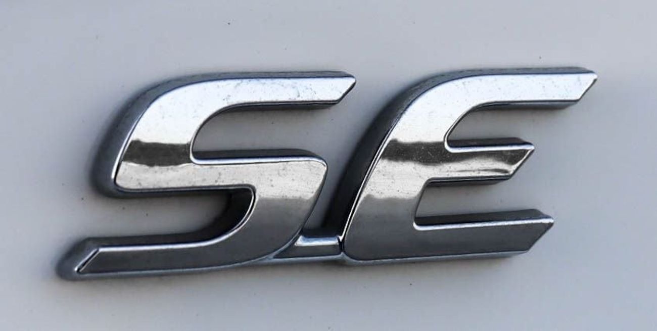 تويوتا كورولا سيارة تويوتا كورولا SE (E170) موديل 2017، سيدان بأربعة أبواب، محرك بنزين سعة 1.6 لتر، ناقل حركة أوتو