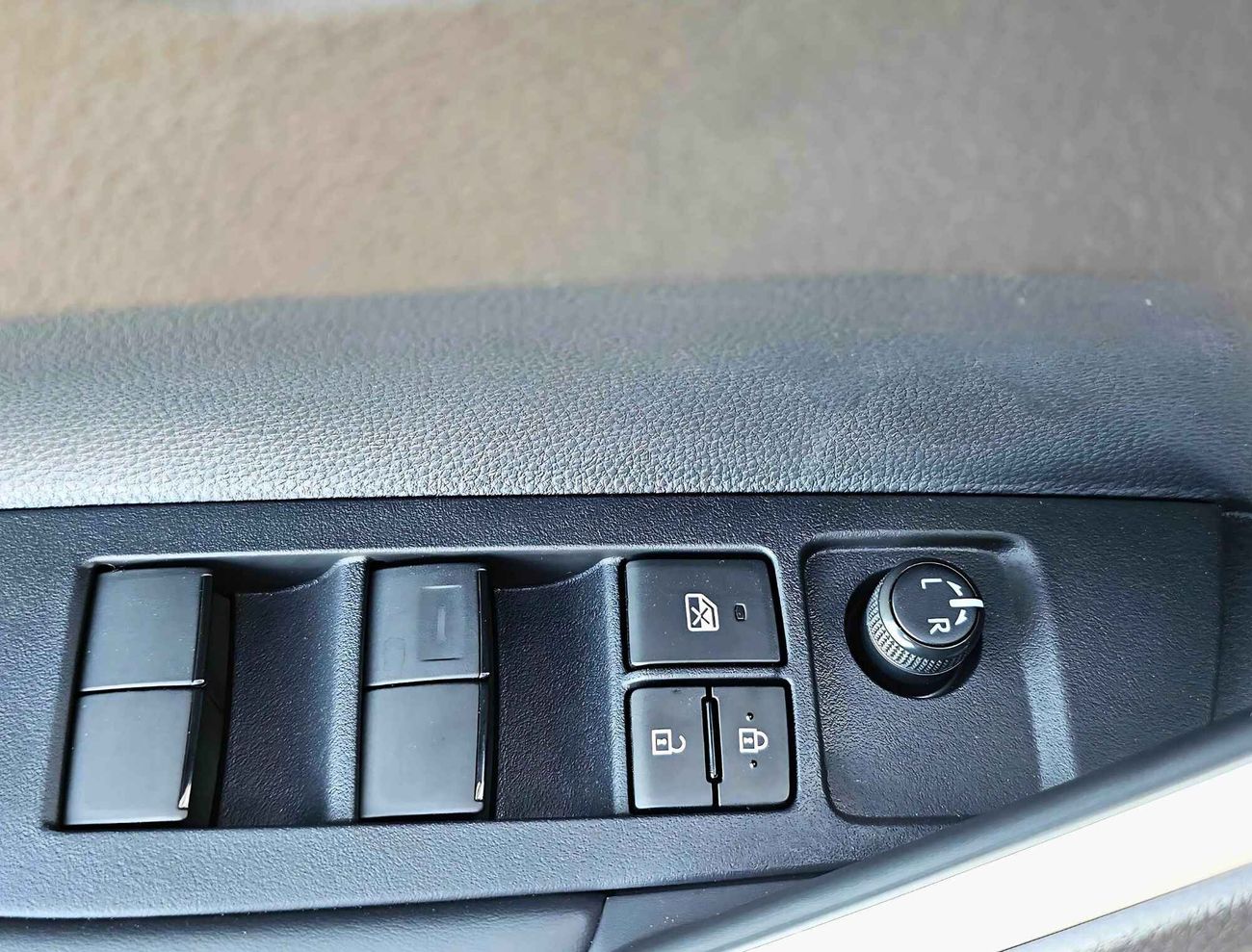 تويوتا فرونتلاندر LEAD VERSION / 2.0L V4 HYBRID / DVD / SUNROOF (CODE # 68080)