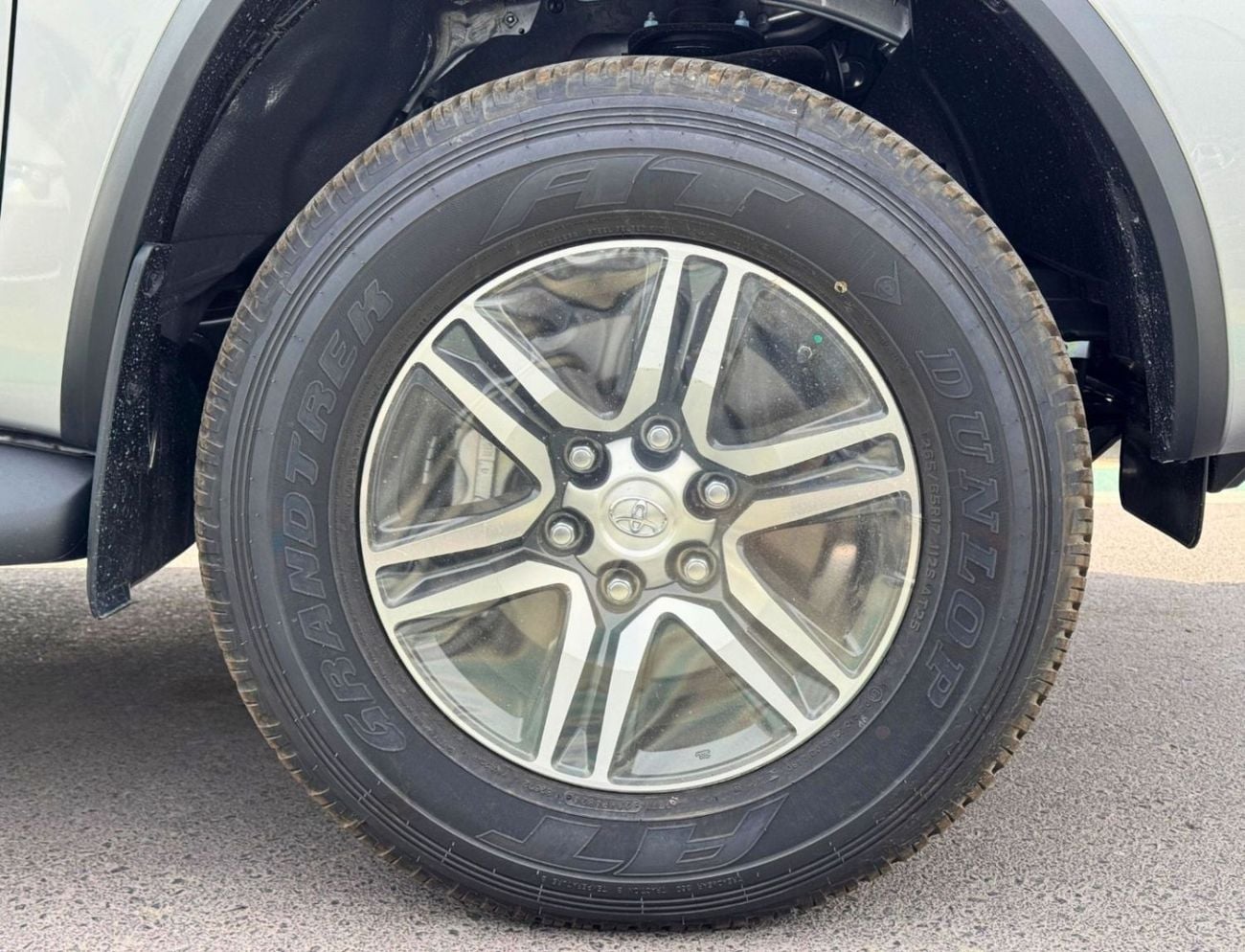 Toyota Fortuner EXR TOYOTA FORTUNER EXR || 2.7L PETROL V4 / FABRIC SEATS / MANUAL AC (CODE # FPMB)