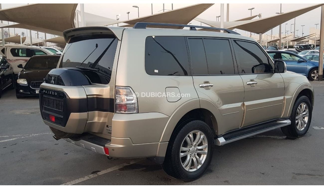 ميتسوبيشي باجيرو موديل 2017 خليجي فل مواصفات فتحه سقف وكراسي جلد ومثبت سرعه وتحكم كهربي كامل ونظام صوت ممتاز وكاميرا 