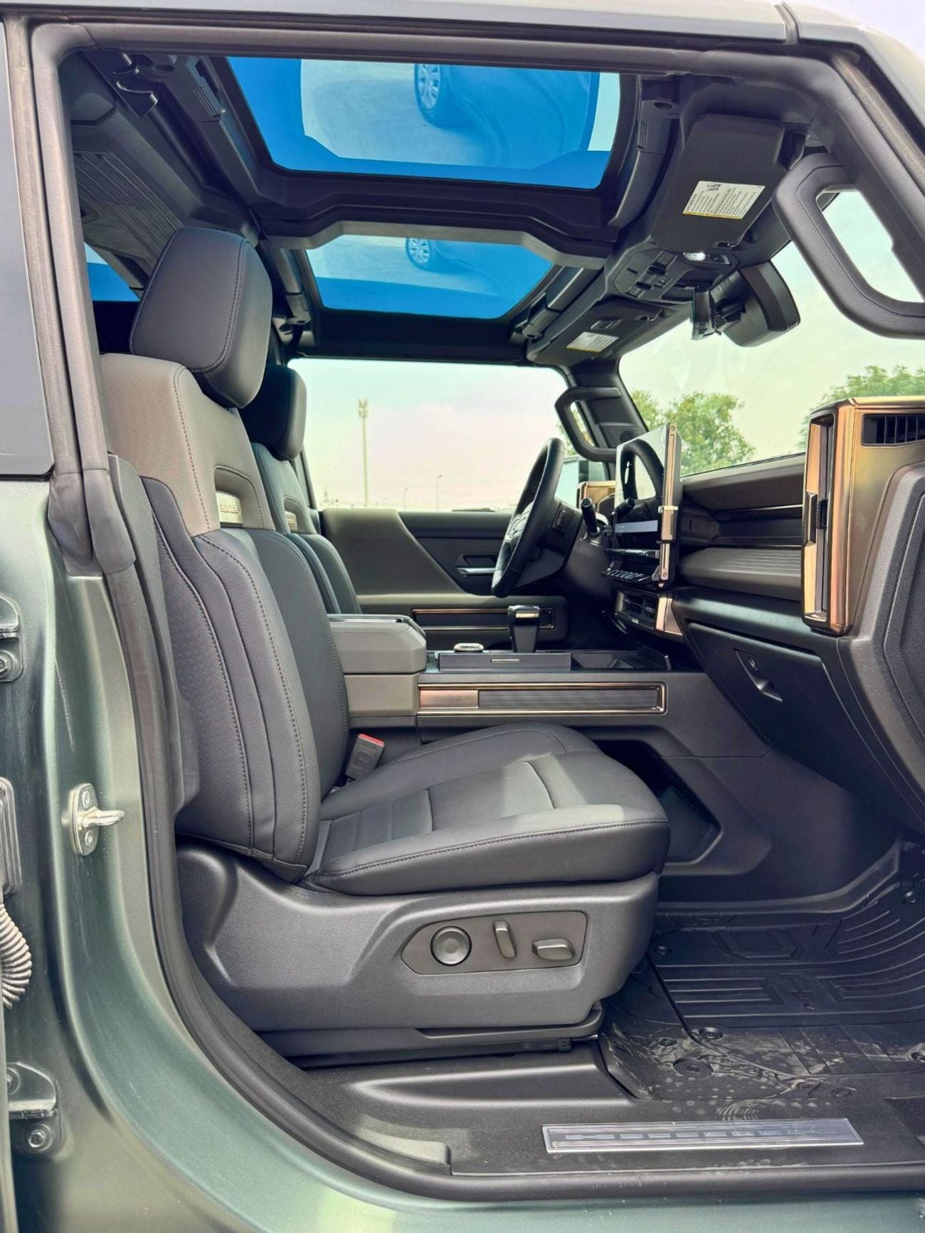 جي أم سي همر EV FIRST EDITION  1.5L DUAL TONE / ELECTRIC / 360* CAMERA / PANORAMIC ROOF (CODE # 69055)