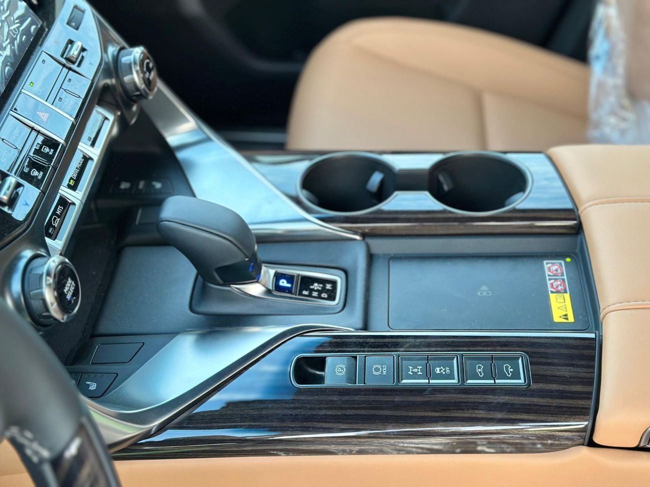 Lexus LX 700h LX700h Signature 2025 10 speakers & 22 Alloy wheels